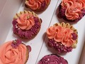 Días de las Madres💕 🌸🌼🌺🏵💮  Desliza...  Nos complace presentarles algunas de justas propuestas para agasajar a la mujer más importante de nuestras vidas ¡mamá!😍  Tendremos:  🌸 Caja de 6 Floral Cupcakes 🌼 Candy box: 6 floral cupcakes, cakesicles, oreo cubierta y bombón corazón  🌺 Caja de 9 Floral Cupcakes  🌻 Mini cake 10 porciones 🏵 Tres Leches  🦋 Cookie Cakes  Pide el que más te guste 😍  #díadelasmadres #floralcupcakes #cupcakes #regalacacaocupcake #cookiecake #tresleches #cacaocupcake #cacaocakesandcupcakes #lachicadecacao