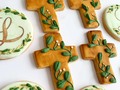 👼🏻 Galletas para el bautizo de Lucas 💚  Las galletas son totalmente artesanales elaboradas a base de mantequilla y decoradas con Royal Icing a mano👩🏼‍🍳   Pídelas a partir de una docena!🤩  #cakeatelierpty #panama #507 #panamacity #cakespanama #dulcespty #panamacakes #eventospanama #panamaparty #panamadulces #pty #caketrends #cakedesigner #galletasdecoradas #decoratedcookies