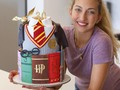 ✨Que mágico y divertido es hacer un pastel de Harry Potter! ⚡️💜  • Para los que no me conocen quiero aprovechar esta foto para presentarme:  Soy Mara Sánchez y amo la Repostería Artística.  Estoy detrás de cada uno de los trabajos que se muestran en esta vitrina digital desde hace 10 años!  Y también la que te atiende a través de WhatsApp y te asesora y ayuda a escoger tu próximo pedido 😃 Te espero en el chat 😉 • 🍰Por dentro encuentras un delicioso bizcocho de Vainilla con un suave relleno de Buttercream de Vainilla🖤🤤 Desliza las imágenes para ver los detalles 💫 •  #cakeatelierpty #panama #507 #panamacity #cakespanama #dulcespty #panamacakes #eventospanama #panamaparty #panamadulces #pty #harrypottercake #harrypotter #fondant