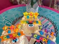 Mini tortas “Feliz Cumple” 💛💚💙💜🧡💗 Disponibles en nuestra tienda.  Variedad en muñecos y colores🍬🍬🍬🍭🍭🍭