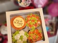 Nos inspiramos en las 🌺 para esta hermosa creación🧁#diadelamujer Cajita 4 cupcakes  Agenda tu pedido 📲
