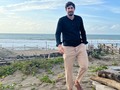 No se si lo haces de maldad Me mata la curiosidad Diablo que castigo No pierdo ni ganó contigo Estoy en el limbo…  Bailamos?