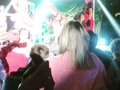 A mi hijo varón...   A ti, hijo mío, te libero del cuento donde siempre tienes que ser el príncipe, el valiente o el rescatador. El príncipe encantador en caballo blanco y con armadura.  Te libero del cuento donde te enamoras de la princesa rescatada. Eres libre de amar a la bruja o a la campesina, a la mujer que se rescata sola, a la que no vive en el castillo, a la que no es la más bella del reino, mientras sea buena contigo.  Te libero del cuento donde tienes que ser de color azul. Donde siempre eres el más fuerte, el más valiente, el más guapo y el que, por supuesto, ya posee un castillo.   El que tiene tesoros y riquezas o por lo menos alguna herencia.  A ti también te han dañado y te han impuesto estereotipos de valentía, posesión y fortaleza.   Te libero del cuento donde jamás se te permite llorar, donde la confusión, el caos y la derrota no existe.   Te libero del cuento donde siempre hay mil batallas, monstruos, dragones, oscuridad y con ello la consigna de que para todo se tiene que luchar, que todo es guerra y competencia; qué cansado debe ser tener que ser caballero en guerra por la eternidad.   Te libero del cuento, del hechizo, del amor mágico e impuesto para que construyas tu mundo a tu manera y desde tu propia identidad.   Te libero del cuento y te cuento: Nosotras ya nos liberamos solas.  No somos princesas ni queremos serlo.  Ya no estamos dormidas entre las cenizas o atrapadas en nuestros cuentos.  Amamos al hombre que ríe, juega, es sensible y cuando él quiera es protector.  Nosotras también sabemos defender a nuestro caballero cuando haga falta.   Nosotras salimos del cuento y te esperamos en este lado donde puedes ser tú, y yo puedo ser yo, sin tanto cuento. (De la web)  Somos la presencia divina 💜