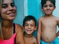 Para la mamá escondida en el baño, la que necesita unos minutos de tranquilidad mientras le resbalan lágrimas de los ojos.  Para la mamá que está tan cansada que siente que no puede continuar, que daría lo que fuera por un momento de paz.  Para la mamá que llora en su cuarto por haber regañado a los niños por una tontería, una tontería que la hace sentir culpable.  Para la mamá que batalla desesperadamente al ponerse unos pantalones de mezclilla porque quiere verse bonita y lucirlos para sentirse mejor.  Para la mamá que pide pizza de cenar porque no le alcanzó el tiempo para hacer la cena de nuevo como ella esperaba.  Para la mamá que se siente sola, aún cuando esta acompañada.  Tú vales mucho.  Tú eres importante.  Tú eres suficiente.  Esto es una etapa, una etapa loca y desafiante para todas las mamás.   Pero al final todo valdrá la pena. Por ahora es difícil. Difícil en muchas y distintas maneras para cada una de nosotras. No siempre lo hablamos, pero todas batallamos, no estás sola.  Tú eres suficiente.  Tú das lo mejor de ti.  Esos pequeños ojos que te observan piensan que eres perfecta, piensan que eres más que perfecta.  Esas pequeñas manitas que piden tus brazos, piensan que eres la más fuerte y que puedes conquistar el mundo.  Esas pequeñas boquitas comiendo lo que cocinas, piensan que eres la mejor porque no les hace falta nada de comer.  Esos pequeños corazones que buscan el tuyo, no quieren nada más que a ti.  Porque tu eres suficiente para ellos, tú eres más que suficiente, mamá.  Tú eres maravillosa!!!.❤
