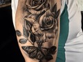 Gama tattoo#gamatattoo #tattoo#reslistectattoo#tatuajes#blackandwhitetattoo #rosetattoo #sombrastattoo cicatrizado 😁