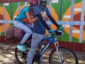 🚴🏻‍♂️🙋 La vida da obstáculos y nosotros estamos para superarlos.  Miren como se agarra @dvanessmolina de mi con la bicicleta está inmovilizada, ahora imagínense cuando agarramos una bajada.  Les cuento. Así hacemos para visitar a nuestras mamás, por suerte ambas viven cerca y se apoyan.  Creo que en la cuarentena hemos salido como unas 5 veces, pensando en cumplir con el #QuedateEnCasa y que lo hemos cumplido, pero uno extraña a su familia y exite siempre las ganas de ir a verlos.  Así que, como no queremos trasladarnos en 🚌 transporte público o 🚕 taxi, lo hacemos en 🚲 bicicleta, creemos que es más seguro o por lo menos divertido 😂 exceptuando las subidas, aunque a ella no le gusta ir en bajada porque "vamos muy rápido"🚀, pero claro, ella no es la que hacer el trabajo duro.  Esta es nuestra pequeña historia en cuarentena, esperamos que no te quedes sin hacer nada y salga adelante, derrumbes esos muros que te impidan ir más allá. La vida es una sola.  Estás cuentas me han inspirado a cumplir un sueño que tengo y espero cumplir: @bikecanine @viajarandroll @biciclown @vivirenruta @kmcero503 @terkpla @nomadaenbici @bici.express @elpedaleante  #Postdata: necesitamos una bicicleta tandem. 🚴🏻‍♂️🚴🏻‍♀️🌎