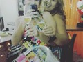 Si tu me enciendes la mecha me subo a la luna Si tu me prestas las trenzas me cuelgo del Everest Y si presiento tus mano no existe la altura Ni caben las dudas Ni quepo en mi piel Si tu me pintas un mundo me cuelo en el cuadro Seré tu cielo y tu suelo sin salirme del marco Y si me prestas un lápiz te pinto una puerta La pintare abierta pa' estar a tu lado Gracias por quererme, Sé que cuesta tanto Gracias por estar siempre a mi lado, Compartiendo las caricias, las mañanas, los abrazos Gracias por estar conmigo En lo bueno Y en lo malo Si tu me inventas de nuevo me hago de barro Moldéame como quieras, Mas alto mas bajo Y como condición solamente propongo Que sepas quererme Si un día me rompo Gracias por quererme, Sé que cuesta tanto…