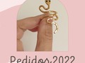 Te dejo hoy la segunda parte de los pedidos personalizados del 2022.  Sus pedidos personalizados me mantuvieron muy entretenida, por ello aquí te dejo algunos de ellos.  ¿Qué te pareció? Déjame en los comentarios que piezas personalizadas te gustaría hacer realidad.  Las piezas que tenemos disponibles puedes conocerlas en el link de nuestro perfil, allí está el catálogo y un regalito descargable: una guía superútil sobre Anillos y Zarcillos.  #joyeria #joyeriaartesanal #JoyeriaContemporanea #joyeriadeautor #joyeriafina #joyeriahechaamano #joyeriaonline #joyeriacreativa #EmocionesparaLucir #AccesoriosFemeninos #JoyeríaFemenina