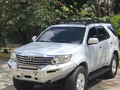 Disponible 😍  Toyota Fortuner  🔧Motor: 4.0L 🔩 Trasmisión: Automática 4x4 🏁 Año: 2013 ♣️ Modelo: Fortuner SR tercera fila de asientos ⛽ Kilómetros:72.177km ✴ Tapizado: Cuero 👍 Color: Plata 💸 Precio:39.900$ ★ Ubicación: Caracas Control de estabilidad y tracción frenos antibloqueo con asistencia de frenado conectividad de teléfono Bluetooth Transmisión: Automática  Frenos: Disco ruedas delanteras y tambor trasera, asistido con sistema ABS. Capacidad tanque de combustible: 92 Lts Cauchos: 4 cauchos nuevos A/T Juego de llaves: 2 Tapiceria: Cuero Tercera fila de asientos A/C: Si  Comentarios adicionales: No tiene detalles esté, recientemente se pulió con productos 3M perfect it, manejado por dama, todos sus manuales de concesionario, servicios de aceite semisintetico 15w40 Shell, Rack de Techo, Parachoque VIper, Barra Led, luces altas y bajas 18000 lumenes, barra de tiro Viper, suspensión Old Man Emu completa, mesetas Old Man Emu, pantalla de DvD kenwood conectividad internet + GPS, cámara de retroceso, alfombras Wather Tech asientos conductor, segunda fila, tercera fila y maleta! revisión de tránsito terrestre vigente 📲0414-5088556 whatsapp   . . . . . .  #fortuner  #toyota #barquisimetovenezuela #caracasvenezuela  #sancristóbal #lechería  #puertoordaz #maturin  #valenciavenezuela