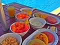 En #hostalcasagrande cuidamos cada detalle para atenderte como te mereces, y nada mejor que un delicioso desayuno junto a la piscina para comenzar el día! #choroni #hostalcasagrande