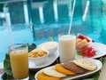 Comienza el día con un delicioso desayuno en la piscina de Casagrande! 🍳