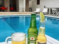 Relájate en la piscina con nuestra variedad de cervezas nacionales e importadas! 🍺💦☀️