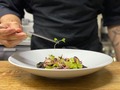 Cuidamos hasta el último detalle en nuestros platos del Festival "España y su gastronomía", disponible hasta el 31 de octubre.  Visítanos y deléitate con este Arroz en su tinta con chipirones, reserva en línea o contáctanos al +57 6013257918