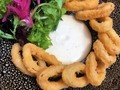 Conoce uno de nuestros nuevos platos en #Castanyoles ✨ Calamares rebosados con alioli de limón mandarino. 🍋 💜 🍃   Reserva y conoce todo nuestro menú en el link de la bio o llamando al +601 3257918