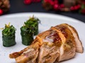 Pechuga de pollo rellena de mousellina trufada, salsa de cava y espinacas baby salteadas. Uno de los platos que estará disponible en nuestro menú de Fin de año. ✨  Reserva y celebra esta fecha tan especial con nosotros en #Castanyoles. 🥂 Contáctanos al +601 3257918 📞