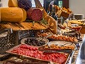 Deleitate con nuestra más selecta variedad de jamones y quesos. 🧀🍗 🙌🤤  Encuentralos en nuestro brunch!