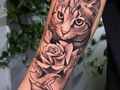 Es imposible no adorar con locura a nuestras mascotas!😻  Me encantó diseñar y hacer realidad este tatuaje no solo por mi amor a los animales, sino por lo que representaba para el cliente. Lamentablemente su tierna gatita había fallecido recientemente, pero tomó la decisión de llevarla siempre con él a través del tatuaje.🖤   . . . . . . . . . . . . . . . . #tattoo #tattooideas #tattoocat #tatuajegato #tattooart #arteperu #catlover #catlovers