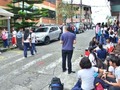 Capturados diez hombres que estarían cobrando peajes ilegales a estudiantes Por @EstudiantilRed  Asimismo, la Policía se tomó cinco instituciones educativas de esta zona de Cali en el marco de un plan piloto donde los uniformados adelantarán requisas