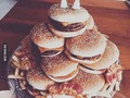 Que tal esta super idea!!! encuentra muchas mas en nuestro pinteres siguenos!! #hamburgers #birthdaycake