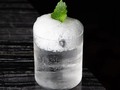 MOJITO CLARIFICADO  'Una mezcla clásica clarificada con un toque de aire cítrico' -Cesar Valenti-  Para el año 2017 di inicio a mis investigaciones continúas a tráves de libros digitales e impresos para así poder clarificar de manera eficiente algunos clásicos de mayor consumo en los mejores bares, no solo en Panamá, sino en el mundo entero.   Para el 2019 inverti en algunas herramientas, ingredientes, utensilios y tiempo para así poder conseguir sin duda alguna una de las mejores mezclas tropicales... 'Mojito'  Ahora, para que estes en contexto conmigo, te comparto un resumen de que trata esta técnica...  La clarificación es el proceso de eliminar partículas suspendidas de líquidos 'poco claros' que reflejan y distribuyen la luz, haciendo que la sustancia parezca 'clara'.  El resultado de una buena clarificación es que puedes atraer a faná de los cócteles clásicos por una buena razón: puedes cambiar su apariencia, textura, sabor y agregar una dimensión completamente nueva a tu servicio. Pero antes de llegar a esto, te recomiendo estudiar a fondo el ADN de los cócteles.   NOTAS DEL CÓCTEL  El aire cítrico (espuma) al tener contacto en tu paladar te hará sentir una explosión de sabores aromáticas gracias a la hierbabuena, que te llevará al sabor original del Mojito. Sin duda alguna, una experiencia Woooow!!!  Quiero agradecer a @globalbrandspa,a la plataforma @diageobarac_lac y a @worldclass por ser un gran aporte a mi crecimiento personal y profesional.  #bartending #bartender #happy #bar #cocktails #worldcalss #goodvibes #lifestyle #panama #bartending #cocktails #learning #bartenderlife #bartender #cocktails #diageo #venezuela #mexico #colombia #argentina #usa #peru #nicaragua #cuba #salvador #honduras #bar #service