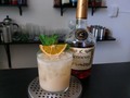 MAI TAI   Un Mai Tai es básicamente un Daiquiri a base de ron añejo con licor de naranja curaçao y jarabe de horchata que le aportan sabor y dulzura. El Mai Tai es el rey de los cócteles Tiki y uno de los cócteles vintage más duraderos, pero como la mayoría de las bebidas clásicas, existe controversia sobre su origen, mientras que su reputación se ve empañada por malas interpretaciones.  Mi propuesta esta inspirada en la receta del año 1934 elaborado por Trade Vic. El Mai Tai original de Vic se basó en el ron jamaicano J. Wray & Nephew 17, mientras que mi versión está bajo el mando de Cognac Hennessy V.S   INGREDIENTES  Cognac Hennessy V.S Cointreau Persa limón  Jarabe de horchata de la casa Jarabe de azúcar 2:1  Método: agitado Cristal: Old Fashioned Garnish: naranja deshidratada + ramita de hierbabuena Alc./Vol.: 21% Nutrición: 190 Kcal   NOTA el rico sabor a caramelo equilibrado por la sequedad del roble la canela y nuez moscada del Cognac hace que el resto de los ingredientes resalte una bebida refrescante "fuera de este mundo, el mejor".  Foto 📸: Cesar Valenti   Cheers!!! 🥃🍍  ¿Conoces este cóctel Tiki?  Comparte tus comentarios ⬇️⬇️⬇️⬇️⬇️⬇️⬇️⬇️⬇️⬇️  #bartending #bartender #happy #bar #cocktails #experience #goodvibes #lifestyle #panama #cocktails #learning #bartenderlife #venezuela #mexico #colombia #argentina #usa #peru #nicaragua #cuba #salvador #honduras #brasil #puertorico #costarica #guatemala #service #tiki