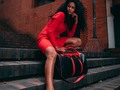 Vestido Rojo Y Duffle Bag disponibes online | Compra ahora en WWW.LACHAQUETERIA.COM  @jessica.morenov  @mauromiy  #duffeelbag #leather #leatherbag