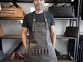 Nuestros delantales son fabricados en cuero 100% personalizados, son doble faz, el reverso es fabricado en jean en un proyecto enfocado hacia la sostenibilidad del cuál más adelante les contaremos de que se trata.  @camilosaenz28 🧍  Pide ya el tuyo por nuestra página web   Cra 13a # 78 - 14 oficina 202 Bogotá  Wa.me/573505472233  Envíos a todo el 🌎  #lachaqueteriachile #lachaqueteriamx  #lachaqueteria