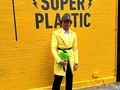 @elysmcm luciendo un espectacular gabán, confeccionado a medida en vibrante color amarillo, diseñado por nuestro por @yoalexsilva #lachaqueteria 💛  #Mercedes benz / #superplastic #jbalvin  👗 Outfit by: @LaChaqueteria 📍 #newyork