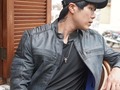 Aquí estoy, luciendo esta increíble chaqueta de cuero envejecido.   Me encanta cómo se adapta a mi estilo y resalta mi personalidad única. Como hombre siempre busco prendas que reflejen mi identidad y me hagan sentir seguro de mí mismo. @zionhwang_   #realleatherisforever #lachaqueteria  @yoalexsilva 📸