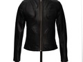 La chaqueta en cuero para moto para mujeres con mucho estilo es una prenda esencial para aquellas que disfrutan de montar en motocicleta y quieren resaltar su personalidad mientras promueven la inclusión y el crecimiento de mujeres en el mundo del motociclismo. La marca de la chaqueteria podría llamarse "LadyRiders" para captar la esencia femenina y poderosa.  Características   Diseño elegante y moderno: La chaqueta debe tener un diseño contemporáneo, que realce la figura femenina y refleje el gusto por la moda.  Cuero de alta calidad: Cuero resistente y duradero, brindando la máxima protección en caso de accidente.  Ajuste y comodidad: Un corte pensado para adaptarse perfectamente al cuerpo femenino y permitir una conducción cómoda.  Protecciones: Incorporar protecciones en hombros, codos y espalda para garantizar la seguridad de la motociclista. (Opcional)  Detalles funcionales: Bolsillos con cremalleras y cierres de calidad para mayor practicidad y funcionalidad.  Visita nuestra tienda en Bogotá  Cra 13a # 78 - 14 oficina 202  Wa.me/573505472233  Próximamente 🇦🇺