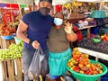 - Buen día tía, por favor me vende unos chontaduritos?  - Claro que si mijo.!  - Y tiene mucho tiempo de vender aquí?   -Ay mijo pues crié a mis hijos con este trabajito.   -Tía y porque cojea?   - Ay mijo esta rodilla, “la vejez no viene sola”😅😂(risas).   Doña Maria, una guerrera que con mucho esfuerzo en su trabajo, ha sacado adelante a sus hijos. 💪🏽🔥 siempre lo he dicho, cada que podamos apoyemos el “trabajo informal”, ellos siempre tienen su propia historia 👌🏽🙏🏽🙌🏽❤️