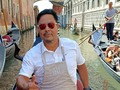 🇮🇹 Verano 2022 Italia.  1. Conociendo, cocinando y .... En Venecia.  2. Conociendo y cocinando en Milán.  Un leve resumen del viaje.  🟥 Venecia   Es la ciudad más exótica de Europa, con 118 islotes, ciudad-museo orgullosa de su larga y tumultuosa historia, lugar suspendido entre la tierra y el mar. Es tambien la ciudad romántica y misteriosa por excelencia.  💘 El puente de los suspiros.   Dice la leyenda que si una pareja lo cruza en una góndola al atardecer y se besan debajo, tendrán amor y felicidad eterna. Por lo que, muchos turistas de todo el mundo, cuando viajan a este destino, buscan pasar por esta parte con su media naranja para garantizar el amor eterno. Será verdad ? Ya lo sabremos.⏳  🏖️ Las mejores playas estan Bibione.    Es una frazione de la comuna de San Michele al Tagliamento, en la Ciudad Metropolitana de Venecia, Véneto, norte de Italia. Es un balneario, particularmente popular entre los turistas alemanes, austriacos, checos y eslovacos.   🟥 Portogruaro    Un municipio de la provincia de Venecia, tuve la oportunidad de cocinar para un gran amigo ( Ángel Vicente ) junto a su bella familia. Luego fui invitado para una excelente parrillada cocinada por Ángel. Gracias por tan exquisita parrillada. 👏👏👏   Me invitaron a un restaurante que ganó el mejor pan del mundo en el 2015.  Probé un pato muy delicioso.  🟥 Milán    Compartí con un gran amigo del bachillerato. Víctor chavetta, quién me llevo a sitios emblemá de la ciudad y probé la cultura gastronomía citadina. Pizza, helados y muchos más. Hice unas recetas a la barbacoa para el y su hija en su casa.    Definitivamente Italia es otro nivel en gastronomía, su gente es muy cordial, tienen mucha paciencia a los que no hablamos el idioma. sólo aprendí a decir "Grazie" y "Ghiaccio"   #italia #bibione #portogruaro #venezia #venecia #pizza #viaje #verano2022 #verano