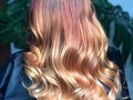 🍂Fall Hair🍂  Tonalidades cobres en una mezcla con rubios que resaltan el brillo natural de tu cabello👱🏼‍♀️conservando tu raíz para así esclavizarte 0%  Es increíble todo lo que podemos lograr con el color, te imaginas poder complementarlo con tu increíble actitud ? ✨