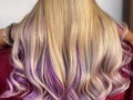💜UnderPurple✨  En las tonalidades ocultas podemos tener tanta variedad para ajustarnos a lo que más nos gusta ! Sin tener que comprometer todo nuestro cabello! Normalmente estos tonos se ven mucho cuando recoges tu cabello o cuando haces ondas como en este caso ⚜️