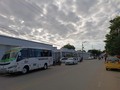 #ATENCIÓN 🔴 | Comienza a reactivarse el transporte terrestre en Magangué  Después de varios días de zozobra y temor, poco a poco comienza a reactivarse el transporte terrestre en este municipio.  En la mañana de este lunes, vehículos de servicio público que viajan hacia Sincelejo, Barranquilla, Cartagena y otras ciudades del país, reanudaron operaciones con normalidad en el Parqueadero Municipal, ubicado en el barrio El Prado.  El paro armado golpeó a algunos conductores, quienes esperan retomar sus labores para recuperarse económicamente.  #magangue #lamatraca #noticias #cheverisimastereo