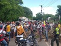 ATENCIÓN 🛑  A esta hora se presenta un bloqueo en la carretera nacional. A la altura del colegio MAO, al parecer los habitantes de las comunidades de la Sabana estarían reclamando la entrega de 260 bolsas de cemento para el arreglo de su vía de acceso que se encuentra en pésimas condiciones y se ha agravado con la ola invernal que vivimos actualmente…   Noticia en desarrollo   #magangue #lamatraca #noticias #cheverisimastereo #sabana #víasdeacceso #bloqueos #mao