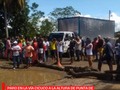 #REGIONAL  Vía Cicuco bloqueada a la altura de punta de Cartagena.  El mal estado de las vías ha provocado que los habitantes de Cicuco decidieran realizar un paro para hacerse sentir con las autoridades competentes.  Todo esto desencadeno a partir de un accidente que se presentó en donde una mujer con su pequeña hija al parecer habrían caído de una bicicleta en movimiento por no poder transitar por las calles ya que están llenas de huecos y barro.  ¿Donde estan los encargados de arreglar estas vías?   ¿Cuantos accidentes deben pasar para que se pongan manos a la obra?   #Cheverisima #Magangue #Cicuco #Cartagena