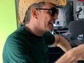 🎉 ¡Hoy queremos expresar nuestra gratitud y reconocimiento a un invitado muy especial que tuvimos en Cheverisima Stereo! 🎉 Estamos hablando del fantástico humorista @elshowdeteadoro, quien nos acompañó en nuestro programa 'La Mañana' y nos hizo reír sin parar con sus chistes y ocurrencias.  👏 Fue una experiencia maravillosa tenerlo con nosotros, y no podemos dejar de agradecerle por su tiempo, dedicación y talento. Su presencia en nuestro programa ha sido un verdadero honor, y nos sentimos muy afortunados de haber tenido la oportunidad de conocer a una persona tan creativa y talentosa como él.  Queremos darle las gracias por hacer de nuestro programa un momento inolvidable, por su simpatía, su profesionalismo y por compartir su arte con todos nosotros. Esperamos que pronto podamos contar con su presencia nuevamente y disfrutar juntos de otra sesión llena de risas y buen humor.  ¡Gracias, gracias y mil gracias! ¡Eres un invitado excepcional y siempre serás bienvenido en Cheverisima Stereo! 🔥