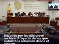 #adopcion #Noticias #colombia / Razones por las que piden archivar Proyecto de ley que autoriza la adopción desde el vientre  Se trata del Proyecto de ley 037/2021C, cuyo objetivo es “autorizar la adopción desde el vientre materno, otorgando alternativas a las mujeres que se encuentren en estado de embarazo no deseado. De igual forma, se crea el Programa Nacional de Asistencia Médica y Psicológica para Mujeres en Estado de Embarazo No Deseado”.  En Colombia, todos los menores de 18 años pueden ser adoptados si son declarados en condición de adoptabilidad o si sus padres dan un consentimiento previo para ello, según el Código de Infancia y Adolescencia de Colombia. Sin embargo, dicha autorización solo puede darse un mes después de que persona gestante haya dado a luz.  La funcionaria también dio cifras del Instituto Colombiano de Bienestar Familiar a corte del 30 de abril de 2023. Dijo que actualmente hay 3.695 niños que están dispuestos a ser dados en adopción. Sin embargo, señaló que es muy difícil que ellos logren ser adoptados porque tienen características y necesidades especiales.  Enfatizó entonces que el Proyecto de ley estaría dificultando aún más ese proceso para estos niños, porque busca que la adopción desde el vientre sea prioritaria. “Todos los niños que tenemos nunca tendrían la posibilidad de ser adoptados”, dijo la subdirectora.  Desde la Mesa por la Vida y la Salud de las Mujeres, esta iniciativa se presenta como una barrera al aborto seguro, puesto que muestra la adopción desde el vientre como una opción para un embarazo no deseado.