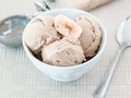 #Tv •🍦¿Te animás a preparar la #RecetaExpress que nos mostró @agustin_oberto en el programa?• 🍽Agus nos enseñó a preparar un delicioso helado de banana y coco vegano súper sencillo para que hagamos en casa🥥 🍌¿Qué necesitás? ▪︎4 o 5 bananas grandes, preferentemente bien maduras. ▪︎ 200 ml de leche de almendras o de avena, soja, etc. A tu gusto. Si no buscas una receta vegana, podés usar leche de vaca en cualquier versión (entera o descremada). ▪︎ 3 cucharadas de  azúcar (mejor si es de mascabo u orgánica). ▪︎50 gr de coco rallado. ▪︎1 cdta de esencia de vainilla. ▪︎1 trozo de chocolate amargo para rallarle por encima. De 70 a 90% de cacao en su composición. ▪︎Almendras o nueces para decorar. ▪︎ Opcional: 1 cucharada generosa de mantequilla de maní. 🥥¿Qué debemos hacer? ▪︎Paso 1: Congelar las bananas, para ello las pelamos y los cortamos en rodajas finas. Dentro de un recipiente hermético las llevamos al freezer unas horas. ▪︎Paso 2: Para hacer el helado ponemos las bananas congeladas en el vaso de la licuadora. ▪︎Paso 3: Diluimos el azúcar en la leche vegetal que hayamos elegido. ▪︎Paso 4: Agregamos el coco rallado y un chorrito de esencia de vainilla. ▪︎Paso 5: Mezclamos todo en la licuadora con la mantequilla de maní, hasta que el helado tenga una textura cremosa. ▪︎Paso 6: Podés servirlo recién hecho, con un aspecto más cremoso o llevarlo al freezer unas horas bien tapado con film transparente o en un bowl hermético de plástico, hasta que adquiera más consistencia. ▪︎Paso 7: Antes de servir podes decorar con algun topping como chocolate rallado, nueces o almendras picadas o lo que más te guste. 🥣Contános, ¿Cuál es tu postre favorito? Xx  CG Diseño & Imagen @bvcontent  #entrevistas #Show #RecetaExpress #TV #americatv #chicasguapastv #artistas #ActitudCG #ChicasGuapasTV