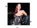 #FashionSnack • Emilia Mernes deslumbró en Viña del Mar con un look trendy, arriesgado y sensual🤩 •  👉🏻 La cantante argentina @emiliamernes fue una de las más de 100 celebridades que desfilaron por la alfombra roja de la Gala de Viña, evento cuya temática está enfocada en utilizar elementos sustentables.  🫶🏻Emilia simplemente arrasó y se robó todas las miradas luciendo un deslumbrante look que con transparencias, encorsetado y Total Black de escote en V. Lo combino con algunas ondas en su pelo rojizo.  🤩Luego durante el día se vistió con mucha onda luciendo la nueva colección de @versace un top negro, campera oversize y un jean tiro bajo repleto de flores y mucho color.   ¿Cuál look te gustó más?  Xx, CG  #chicasguapas #chicasguapastv #emilia #emiliamernes #viñadelmar #viña #alfombraroja #looks #Versace #donatellaversace