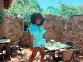 Sé la mujer que eres, no la mujer que crees que otros quieren que seas. Mira en el espejo y saluda a la Diosa Guerrera que te mira de vuelta. Haz amistad con ella. Apóyala. Ámala. Y permite que abra sus alas para volar