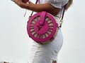FUCSIA Color que refleja tu espiritualidad y bondad. #clutch #bolsodepalmadeiraca #childmonkey #bolsodecuero