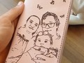 El mejor regalo para MAMÁ es 𝗹𝗹𝗲𝘃𝗮𝗿 𝗮 𝘀𝘂 𝗳𝗮𝗺𝗶𝗹𝗶𝗮 a todos lados 👨‍👩‍👦🎁. Consiéntela y llénala de amor con esta hermosa billetera personalizada.  Un 𝗮𝗰𝗰𝗲𝘀𝗼𝗿𝗶𝗼 𝗲𝘅𝗰𝗹𝘂𝘀𝗶𝘃𝗼 ✨ diseñado para ser un 𝗰𝗼𝗺𝗽𝗹𝗲𝗺𝗲𝗻𝘁𝗼 𝗽𝗲𝗿𝗳𝗲𝗰𝘁𝗼.   ¡Pide YA! +573012120797  🇨🇴 Envíos nacionales  . . . #billeteradecuero #regaloparamamá #ideasparamama #regalospersonalizadosbarranquilla #billeteramarcada #billeterascolombianas #regalosoriginales