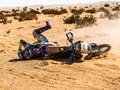 Secuencia de la caída de mi amigo @pacogomez_dakar_rider el día de ayer porque el montículo no estaba marcado en el roadbook. A varios le pasó lo mismo. Ya con ese antecedente tocaba ir muy precavido. En la etapa de hoy se ha caído de nuevo (desconozco cómo) y se ha fracturado un fémur. PRONTA RECUPERACIÓN!  Cosas que aprendí en Dakar y que no están en ningún catálogo, reglamento, redes y nadie te lo va a decir: 1. Si escuchas el helicóptero encima has de cuenta que no existe. El querer hacer "la foto perfecta" seguro cobrará tu payasada. 2. Cuando en medio de la nada hay un fotógrafo profesional hay que dudar si está para tomar una buena foto o una espectacular caída. 3. Donde hay mucho, mucho público y todos tienen cámara en la mano y además te alientan a dar gas...con mayor razón hay que ir prevenido. Siempre esperan a que uno se costaleé para la foto. 4. Cuando un auto o el helicóptero de la organización está en un sitio donde supuestamente no hay nada...pues si hay!!! Muchas veces las grietas, rotos, zanjas, badenes se hacen en la noche por el agua o por el viento y eso no se mete en las correcciones del Roadbook.  5. No es obligatorio irse por la huella de los demas. Uno se puede ir muy abierto pero sabiendo cual es la ruta así no se tiene que mamar las zanjas de los demás. (Aprendido de @miguelpuertas58 ) 6. Que un piloto vaya a tope y que se le vea seguro que va por la ruta no es garantía que si sea así. Seguro por eso nunca me salté ningún Waypoint pues yo voy haciendo mi ruta los demás verán que hacen. (Por eso ganó el Dakar @matthias_walkner ) 7. Los únicos que van corriendo para ganar puestos y el Dakar son los de los equipos oficiales. El resto van a terminarlo que ya es un gran logro. Eso de andar peleando en el puesto 50 y pico por escalar en la general es arriesgar un costalazo. 8. Si me acuerdo de más te las pongo.  #colombiaeneldakar #estoyconchilo #dakar2020 #rallydakar #dakarrally