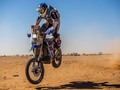 Secuencia de la caída de mi amigo @pacogomez_dakar_rider el día de ayer porque el montículo no estaba marcado en el roadbook. A varios le pasó lo mismo. Ya con ese antecedente tocaba ir muy precavido. En la etapa de hoy se ha caído de nuevo (desconozco cómo) y se ha fracturado un fémur. PRONTA RECUPERACIÓN!  Cosas que aprendí en Dakar y que no están en ningún catálogo, reglamento, redes y nadie te lo va a decir: 1. Si escuchas el helicóptero encima has de cuenta que no existe. El querer hacer "la foto perfecta" seguro cobrará tu payasada. 2. Cuando en medio de la nada hay un fotógrafo profesional hay que dudar si está para tomar una buena foto o una espectacular caída. 3. Donde hay mucho, mucho público y todos tienen cámara en la mano y además te alientan a dar gas...con mayor razón hay que ir prevenido. Siempre esperan a que uno se costaleé para la foto. 4. Cuando un auto o el helicóptero de la organización está en un sitio donde supuestamente no hay nada...pues si hay!!! Muchas veces las grietas, rotos, zanjas, badenes se hacen en la noche por el agua o por el viento y eso no se mete en las correcciones del Roadbook.  5. No es obligatorio irse por la huella de los demas. Uno se puede ir muy abierto pero sabiendo cual es la ruta así no se tiene que mamar las zanjas de los demás. (Aprendido de @miguelpuertas58 ) 6. Que un piloto vaya a tope y que se le vea seguro que va por la ruta no es garantía que si sea así. Seguro por eso nunca me salté ningún Waypoint pues yo voy haciendo mi ruta los demás verán que hacen. (Por eso ganó el Dakar @matthias_walkner ) 7. Los únicos que van corriendo para ganar puestos y el Dakar son los de los equipos oficiales. El resto van a terminarlo que ya es un gran logro. Eso de andar peleando en el puesto 50 y pico por escalar en la general es arriesgar un costalazo. 8. Si me acuerdo de más te las pongo.  #colombiaeneldakar #estoyconchilo #dakar2020 #rallydakar #dakarrally