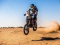 Secuencia de la caída de mi amigo @pacogomez_dakar_rider el día de ayer porque el montículo no estaba marcado en el roadbook. A varios le pasó lo mismo. Ya con ese antecedente tocaba ir muy precavido. En la etapa de hoy se ha caído de nuevo (desconozco cómo) y se ha fracturado un fémur. PRONTA RECUPERACIÓN!  Cosas que aprendí en Dakar y que no están en ningún catálogo, reglamento, redes y nadie te lo va a decir: 1. Si escuchas el helicóptero encima has de cuenta que no existe. El querer hacer "la foto perfecta" seguro cobrará tu payasada. 2. Cuando en medio de la nada hay un fotógrafo profesional hay que dudar si está para tomar una buena foto o una espectacular caída. 3. Donde hay mucho, mucho público y todos tienen cámara en la mano y además te alientan a dar gas...con mayor razón hay que ir prevenido. Siempre esperan a que uno se costaleé para la foto. 4. Cuando un auto o el helicóptero de la organización está en un sitio donde supuestamente no hay nada...pues si hay!!! Muchas veces las grietas, rotos, zanjas, badenes se hacen en la noche por el agua o por el viento y eso no se mete en las correcciones del Roadbook.  5. No es obligatorio irse por la huella de los demas. Uno se puede ir muy abierto pero sabiendo cual es la ruta así no se tiene que mamar las zanjas de los demás. (Aprendido de @miguelpuertas58 ) 6. Que un piloto vaya a tope y que se le vea seguro que va por la ruta no es garantía que si sea así. Seguro por eso nunca me salté ningún Waypoint pues yo voy haciendo mi ruta los demás verán que hacen. (Por eso ganó el Dakar @matthias_walkner ) 7. Los únicos que van corriendo para ganar puestos y el Dakar son los de los equipos oficiales. El resto van a terminarlo que ya es un gran logro. Eso de andar peleando en el puesto 50 y pico por escalar en la general es arriesgar un costalazo. 8. Si me acuerdo de más te las pongo.  #colombiaeneldakar #estoyconchilo #dakar2020 #rallydakar #dakarrally