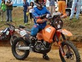 En 2008 en mi primer campeonato en Colombia corrí un rally de 1.200 kms sin parar desde Bogotá hasta Puerto Carreño sin luces y aprendí la lección (fractura de pulgar derecho) Para 2009 entendí que los rally además de acelerar y navegar también se compite con buenas herramientas y estrategias. Este año gané tres válidas de 6: Santander (La Foto), Puerto Carreño ( puse el récord desde Tunja a Carreño) y Valle del Cauca y por ende el campeonato (Cuando los rally eran FEDERADOS). Gracias por la foto Lina Posada de @revistademotos POR ESO EN LA PUBLICACIÓN DE LA REVISTA HACE POCO ESCRIBÍ QUE ME APOYABAN MUCHO ANTES DEL DAKAR. HE AHÍ LA PRUEBA. #rally #estoyconchilo