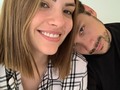 Ámense. Justo antes de empezar la monotonía diaria, precisamente antes de pensar en la rutina que sigue al compás de diversas responsabilidades, ámense.  Un sentimiento que ama, respeta, admira, cuida, seduce y enternece puede hacerte sonreír con tan solo un: ¡Buenos Días amor de mi vida!  Tan solo unos minutos pueden cambiar tu día. Ya ven, amar no es tan solo recibir, sino también y más importante de dar.  Que tengan un bonito día✨