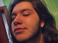 “Sentirse solo y estar solo no es lo mismo, pero en mi caso, si, me siento solo aun cuando no estoy solo” -Emil Cioran